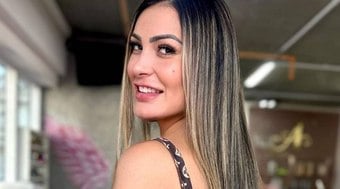 Andressa Urach mostra recuperação da língua bifurcada