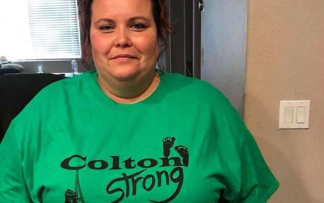 Voluntários vendem camiseta e organizam eventos beneficentes para ajudar a família de Colton com o tratamento