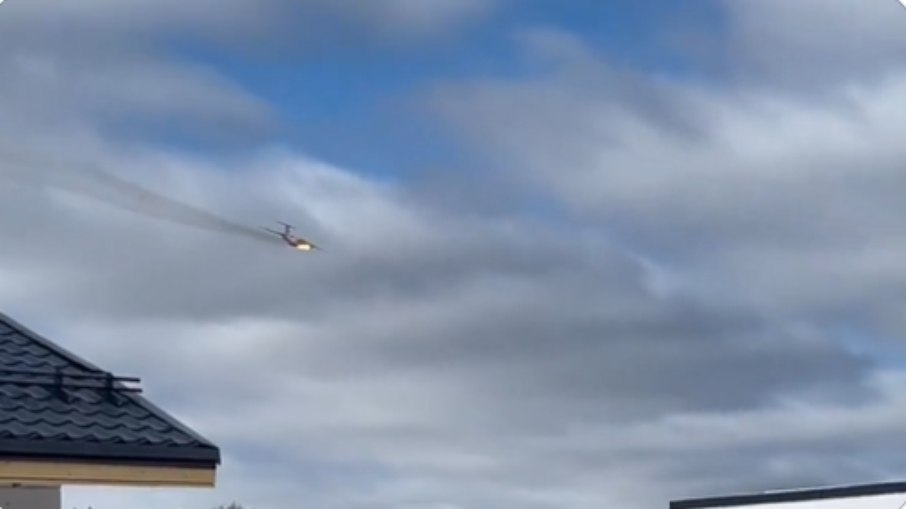 Avião militar russo pega fogo, cai e mata 15 pessoas