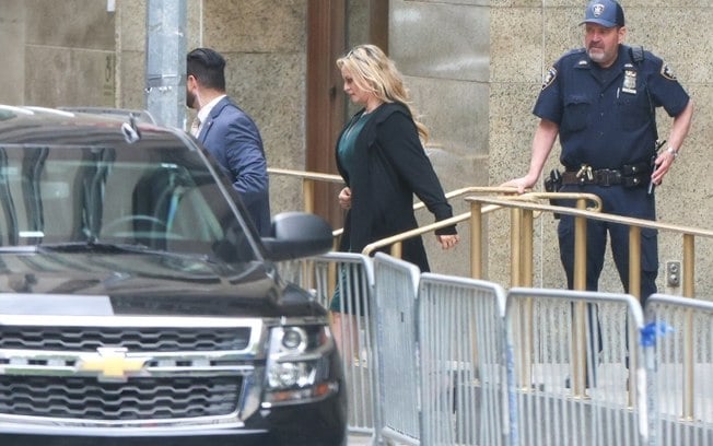 (Arquivo) A ex-atriz pornô Stormy Daniels deixando o tribunal em Nova York em 9 de maio de 2024