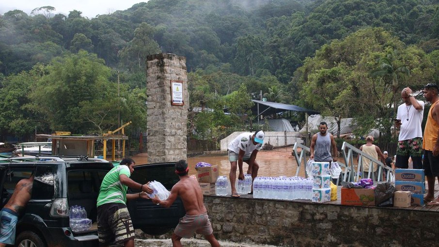 Chegada de doações de água e mantimentos na Barra dos Pescadores em Boiçucanga, após enchentes e deslizamentos no litoral norte de São Paulo