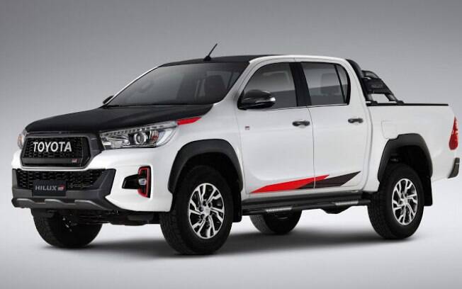 Toyota Hilux GR Sport tem itens exclusivos, como os adesivos laterais e a pintura preta brilhante nas maçanetas e carcaças dos retrovisores