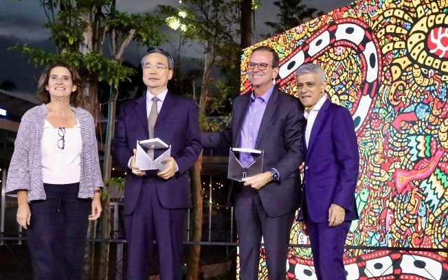 Durante o evento, o prefeito Eduardo Paes (PSD) também participou da plenária de encerramento da Cúpula Mundial de Prefeitos da C40 Cities, que celebrou os 20 anos da rede global de cidades pelo clima. Durante o evento, o prefeito Eduardo Paes (PSD) também participou da plenária de encerramento da Cúpula Mundial de Prefeitos da C40 Cities, que celebrou os 20 anos da rede global de cidades pelo clima.