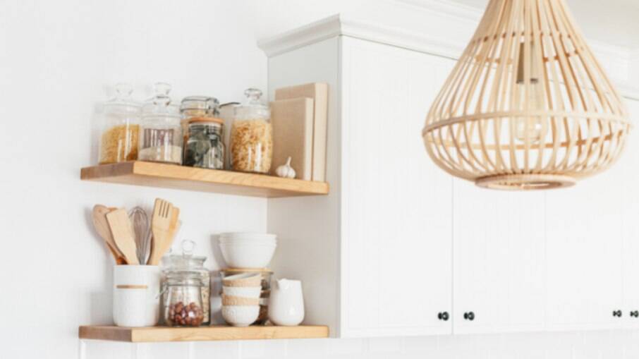 Despensa e armário de cozinha aberto podem ser organizados com potes e outros utensílios