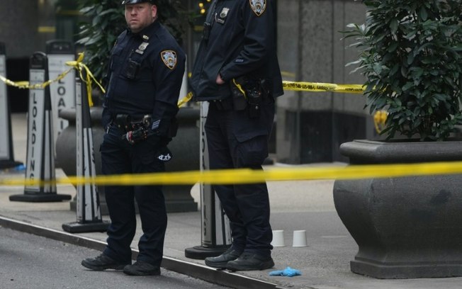 Policiais de Nova York isolam área do hotel Hilton Midtown, em Manhattan