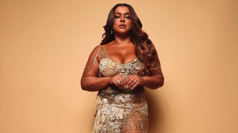 Preta Gil usou vestido dourado no aniversário de 50 anos Preta Gil usou vestido dourado no aniversário de 50 anos