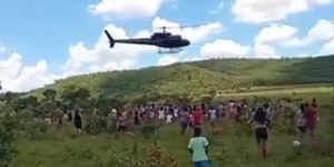 Empresário arremessa carne de helicóptero durante ação de Natal