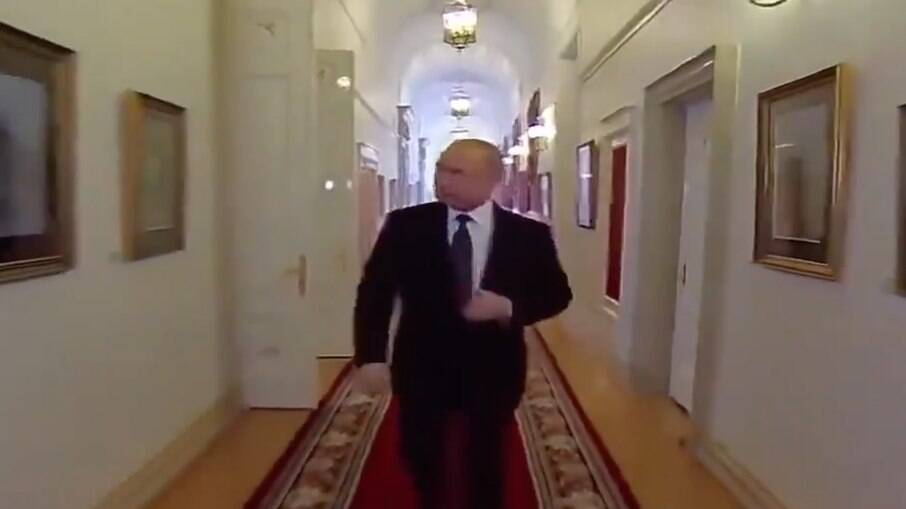 Presidente russo Vladimir Putin tem o costume de andar com um braço dobrado e junto ao corpo