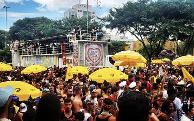 Bloco da Pabllo, antes de ser interrompido pela chuva; cantora saiu molhada do palco