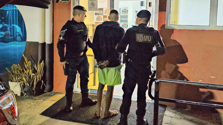 Jovem é preso por tráfico na praça do Jardim Centenário