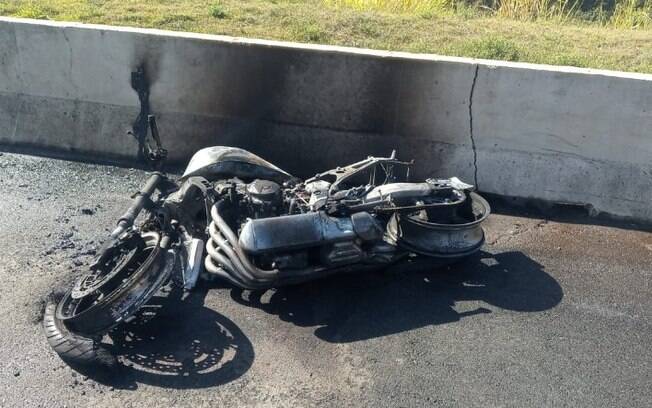 Motocicleta pega fogo após tombamento no Anel Viário, em Valinhos