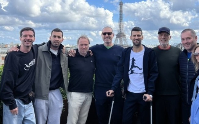 De muletas, Djokovic cita dura decisão após cirurgia