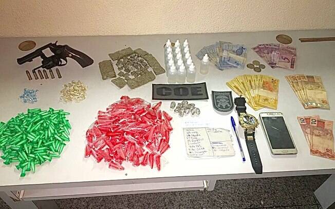 Drogas, arma, celular e dinheiro apreendidos na Operação da Mauro