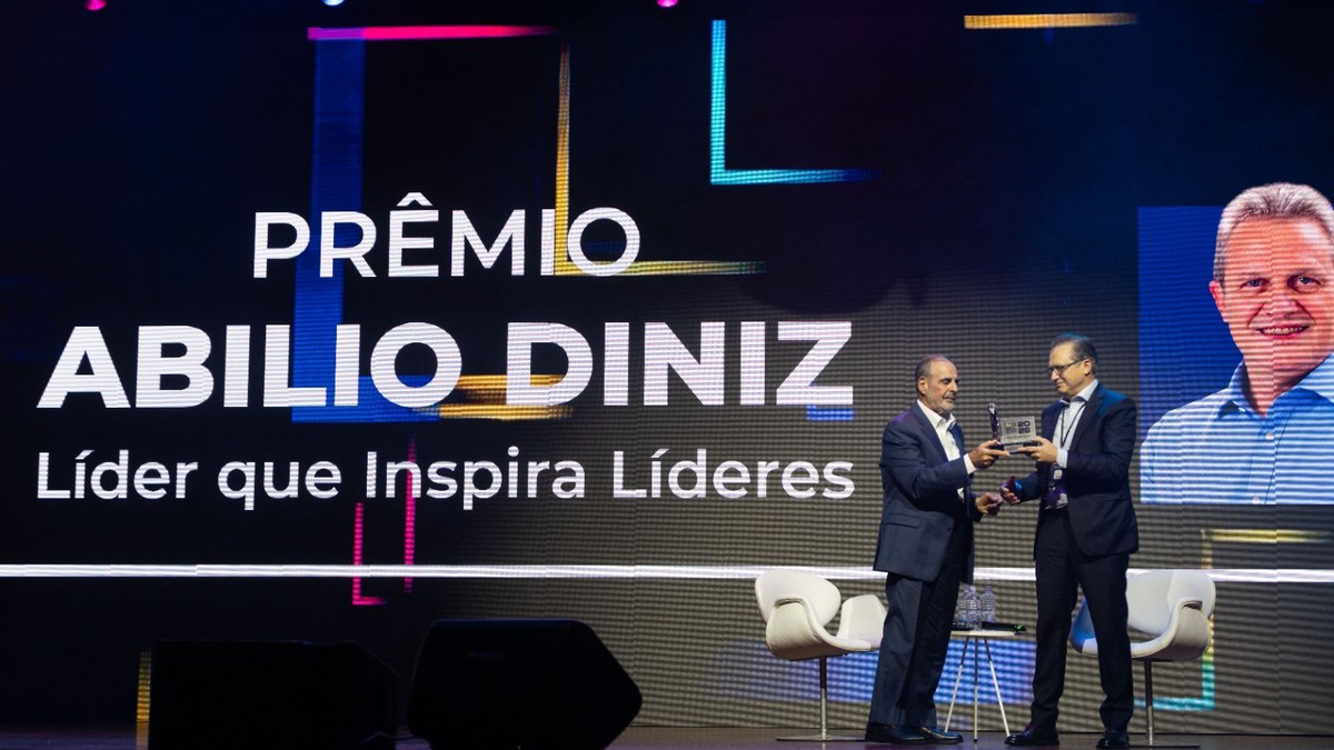 Gilberto Tomazoni recebe prêmio 'Líder que Inspira Líderes - Abilio Diniz' no Latam Retail Show 2026 Gilberto Tomazoni recebe prêmio 'Líder que Inspira Líderes - Abilio Diniz' no Latam Retail Show 2026