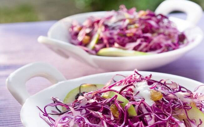 Foto da receita Salada de repolho roxo com maçã verde e uva passa pronta.