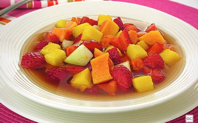 Salada de frutas prática: receita refrescante pronta em poucos minutos