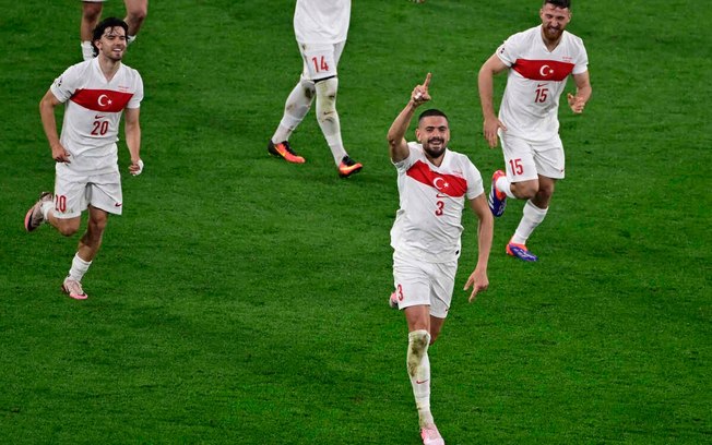 Demiral comemora o segundo gol marcado na vitória da Turquia por 2 a 1 sobre a Áustria - Foto: John Macdougall/AFP via Getty Images Demiral comemora o segundo gol marcado na vitória da Turquia por 2 a 1 sobre a Áustria - Foto: John Macdougall/AFP via Getty Images