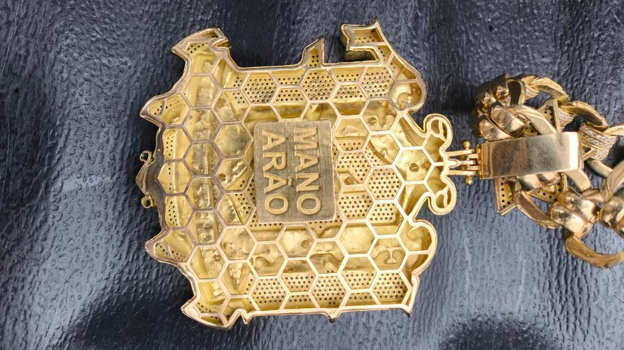 Joias apreendidas e identificadas com marcas da facção criminosa Joias apreendidas e identificadas com marcas da facção criminosa