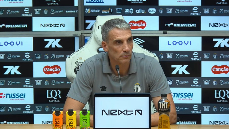 Vojvoda em entrevista coletiva após Santos x Fortaleza