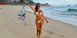 Lembra dela? Mylla Christie chama atenção ao posar de biquíni