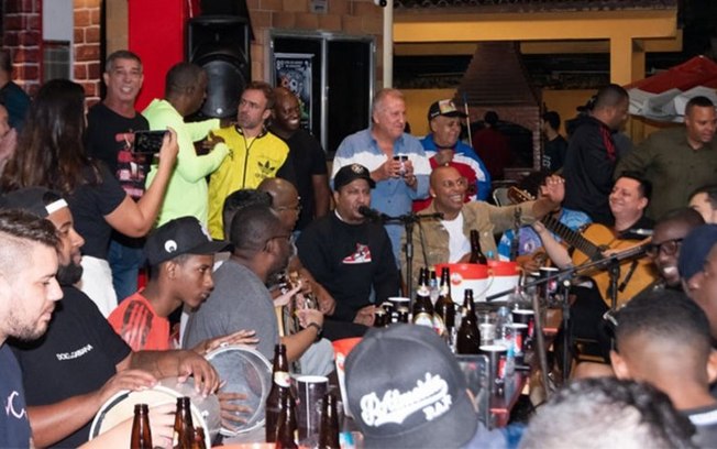 Zico inaugura 'Bar do Galinho' com presença de ex-jogadores e artistas