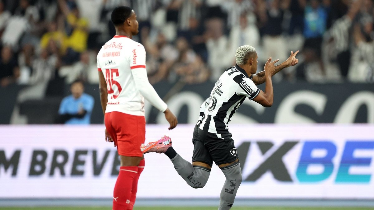 Em jogo de golaços, Botafogo vence Bragantino e cola no G4 Em jogo de golaços, Botafogo vence Bragantino e cola no G4