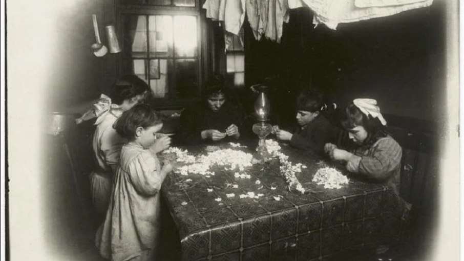 “Fazendo flores em uma casa de cortiço 1908