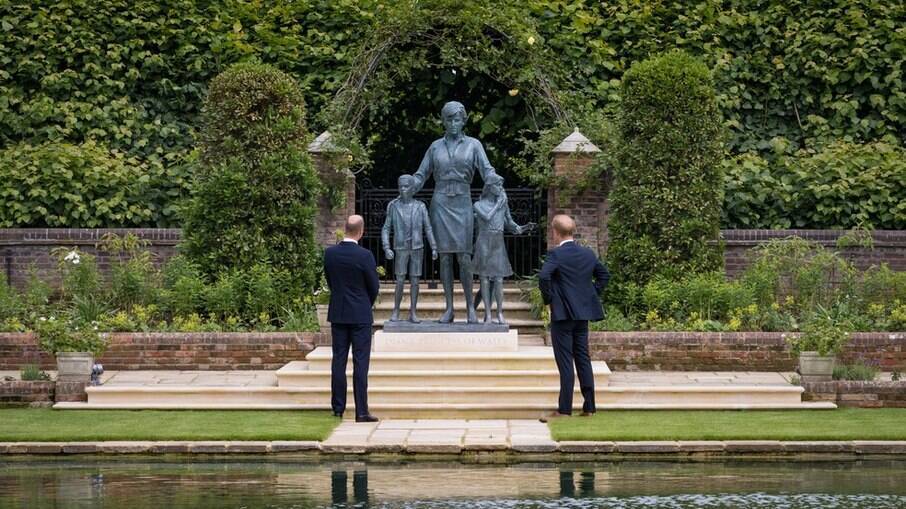 William e Harry se reuniram para inaugurar estátua em homenagem a mãe, princesa Diana