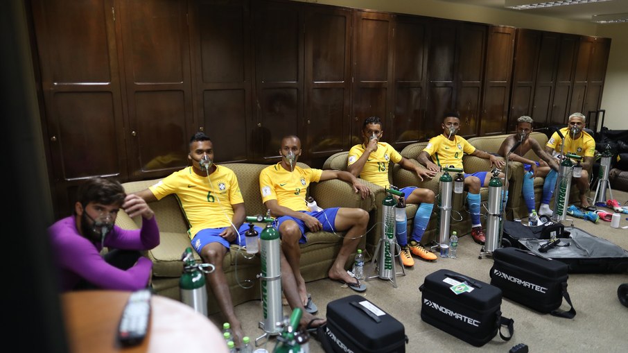 Jogadores da seleção usam cilindros de oxigênio em Bolívia 0 x 0 Brasil, em La Paz, em 2017