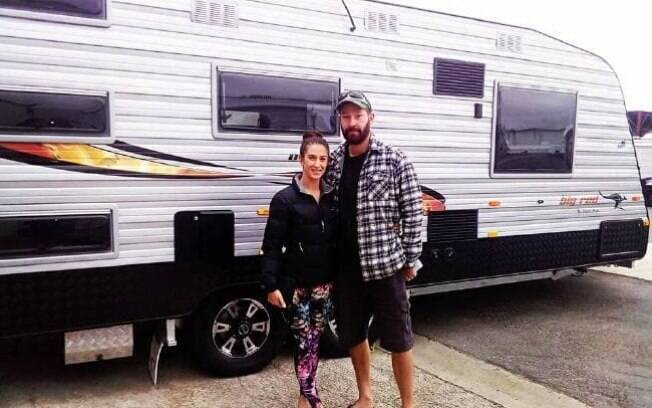 O casal viaja em uma caravana pela estrada e economiza muitos custos com comida, combustível e roupas O casal viaja em uma caravana pela estrada e economiza muitos custos com comida, combustível e roupas
