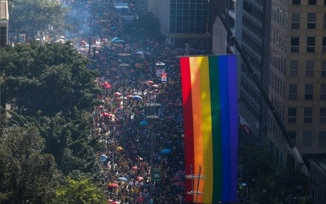 Vista aérea da 28ª Parada LGBT  em São Paulo, Brasil, tirada em 2 de junho de 2024
