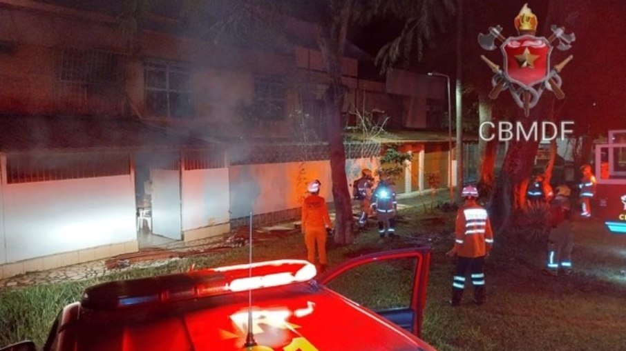 Corpo dos bombeiros em frente a pousada que pegou fogo na Asa Sul de Brasília 