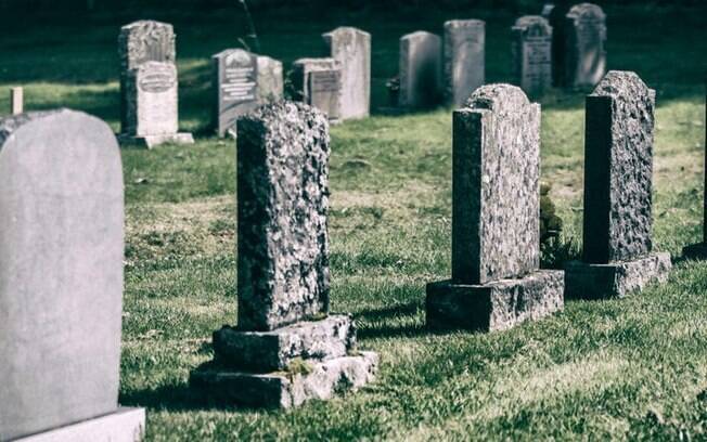Lápides em um cemitério