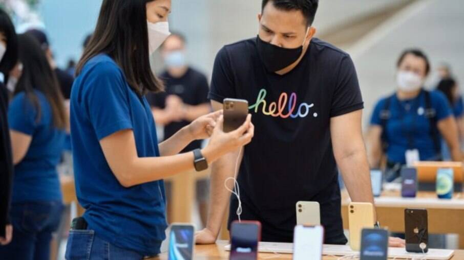 Funcionário de máscara na Apple Store