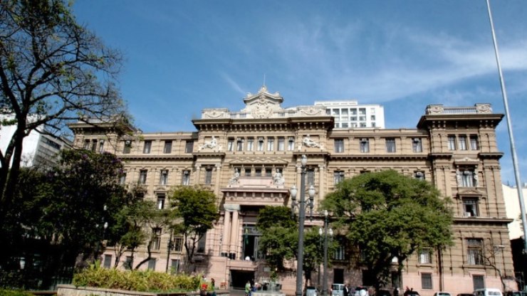 Casos na justiça para conseguir remédio crescem em cidade de SP
