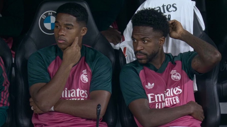 Endrick e Vini Jr. no banco de reservas no primeiro tempo de Real Madrid x Villarreal