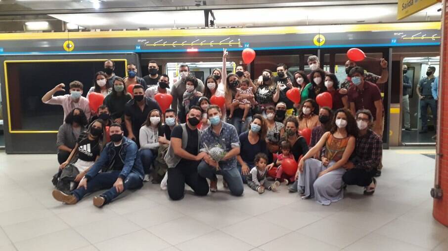 Maercio pediu seu namorado em casamento entre familiares e amigos na Estação Luz da Linha 4-Amarela.