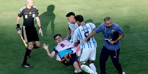 Jogador da Argentina perde a cabeça e agride espanhóis após vice