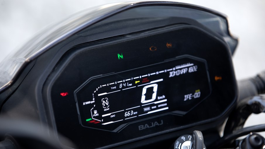 Novo painel LCD colorido da Dominar 250 substitui o conjunto monocromático da versão anterior. Novo painel LCD colorido da Dominar 250 substitui o conjunto monocromático da versão anterior.