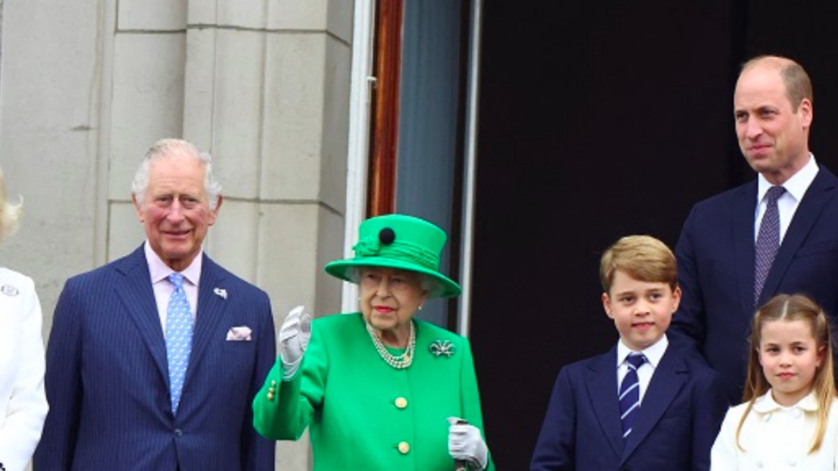 No último dia de celebração do Jubileu de Platina, rainha Elizabeth II aparece na varanda do Palácio de Buckingham