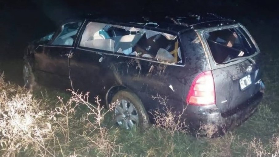 Carro funerário foi parar no leito de um riacho