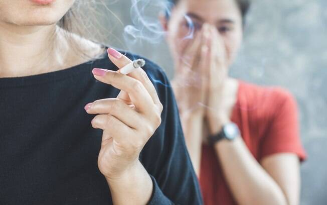 Mitos sobre o tabagismo: seja dentro ou fora de casa, os resíduos do fumo ficarão em você e prejudicarão os outros