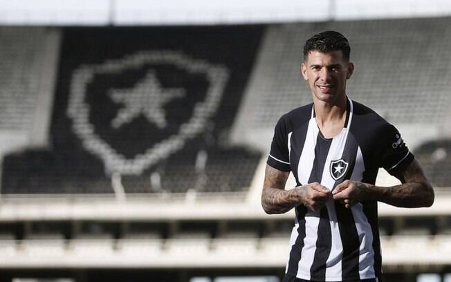 Botafogo anuncia Victor Cuesta, do Internacional, por uma temporada