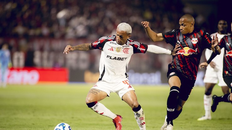 Flamengo supera gol relâmpago, vence e se aproxima do Cruzeiro
