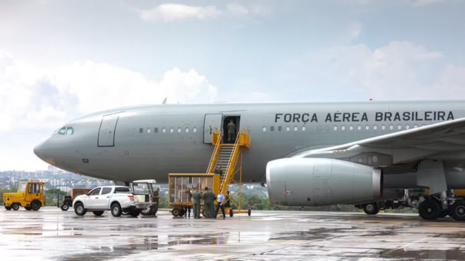 Aeronave KC-30 deve ser utilizada na repatriação de brasileiros no Líbano.