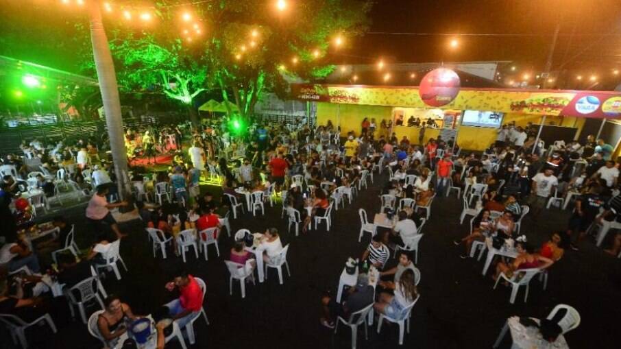 Feriadão começa com festas e bares lotados no Rio, apesar de pandemia