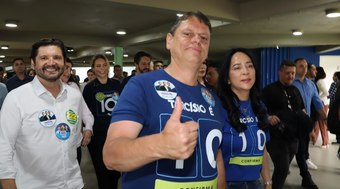 Paes vota no Rio e comenta disputa eleitoral: 