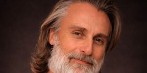 Andre Dias protagoniza musical que celebra 60 anos da Globo