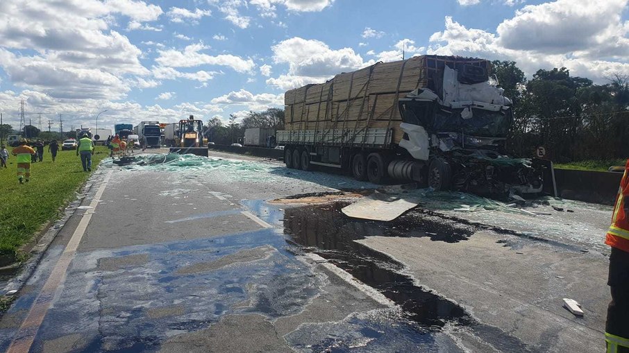 Acidente entre três caminhões fecha pista expressa da Dutra Acidente entre três caminhões fecha pista expressa da Dutra