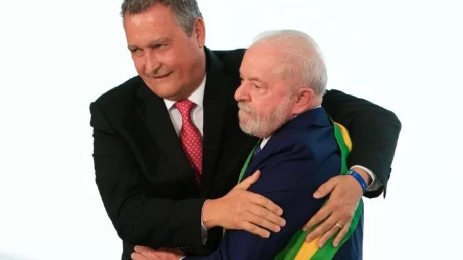 Arquivo: Rui Costa e Lula abraçados